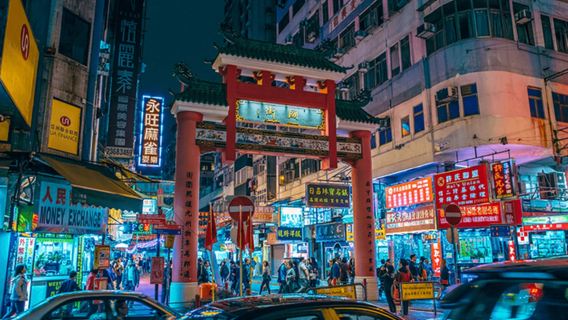 Explore the old city through the streets and alleys: Wandering around the Kowloon Tong Lau Buildings + Food and Drink Day Tour
