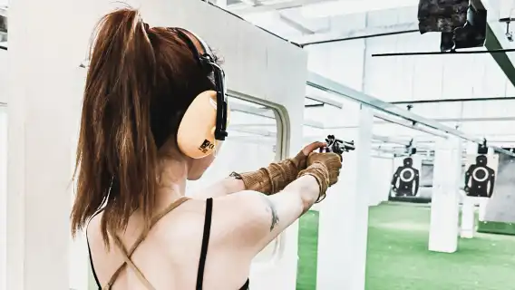 泰國旅遊 芭達雅蒂芬妮實彈射擊場Tiffany's Indoor Shooting Range真槍靶場射擊俱樂部體驗中心