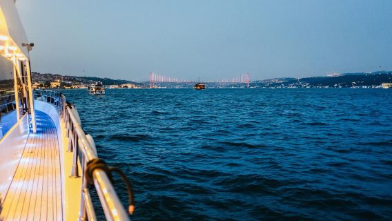 Estambul: crucero al atardecer por el Bósforo en un yate de lujo