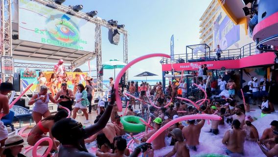 Cancún: Paquete de celebridades con fiesta en la playa Coco Bongo
