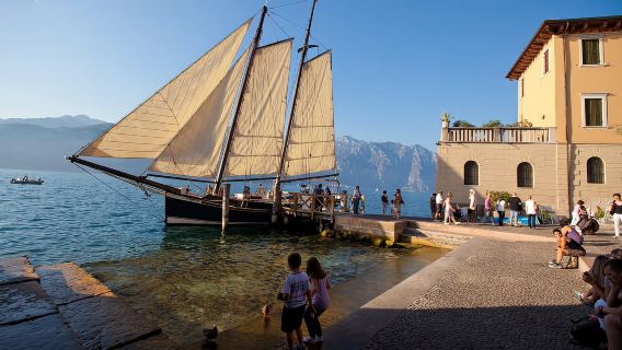 Malcesine: Crociera al tramonto con cibo, bevande e musica