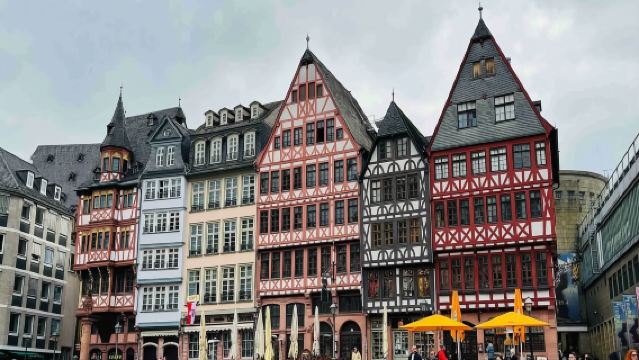 Perkhidmatan penterjemah profesional di seluruh Jerman, temanan pelancongan, pemandu pelancong, penterjemah pameran, lawatan perniagaan, lawatan bebas dengan sambutan tempatan, dan penyesuaian peribadi eksklusif.