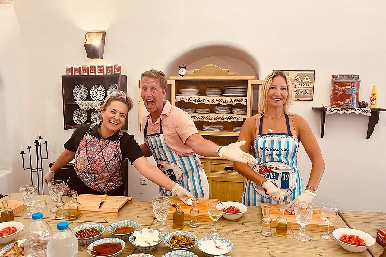 Lezione di cucina in una tradizionale casa-grotta a Santorini!