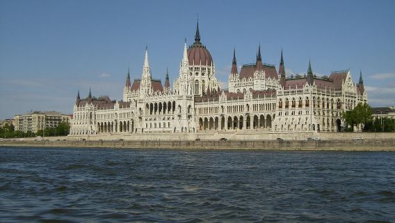 ทัวร์ครึ่งวันอาคารรัฐสภาฮังการี + ปราสาทบูดา + ป้อมปราการชาวประมง + โบสถ์แมทเทียส + จัตุรัสฮีโร่ + มหาวิหารเซนต์สตีเฟน