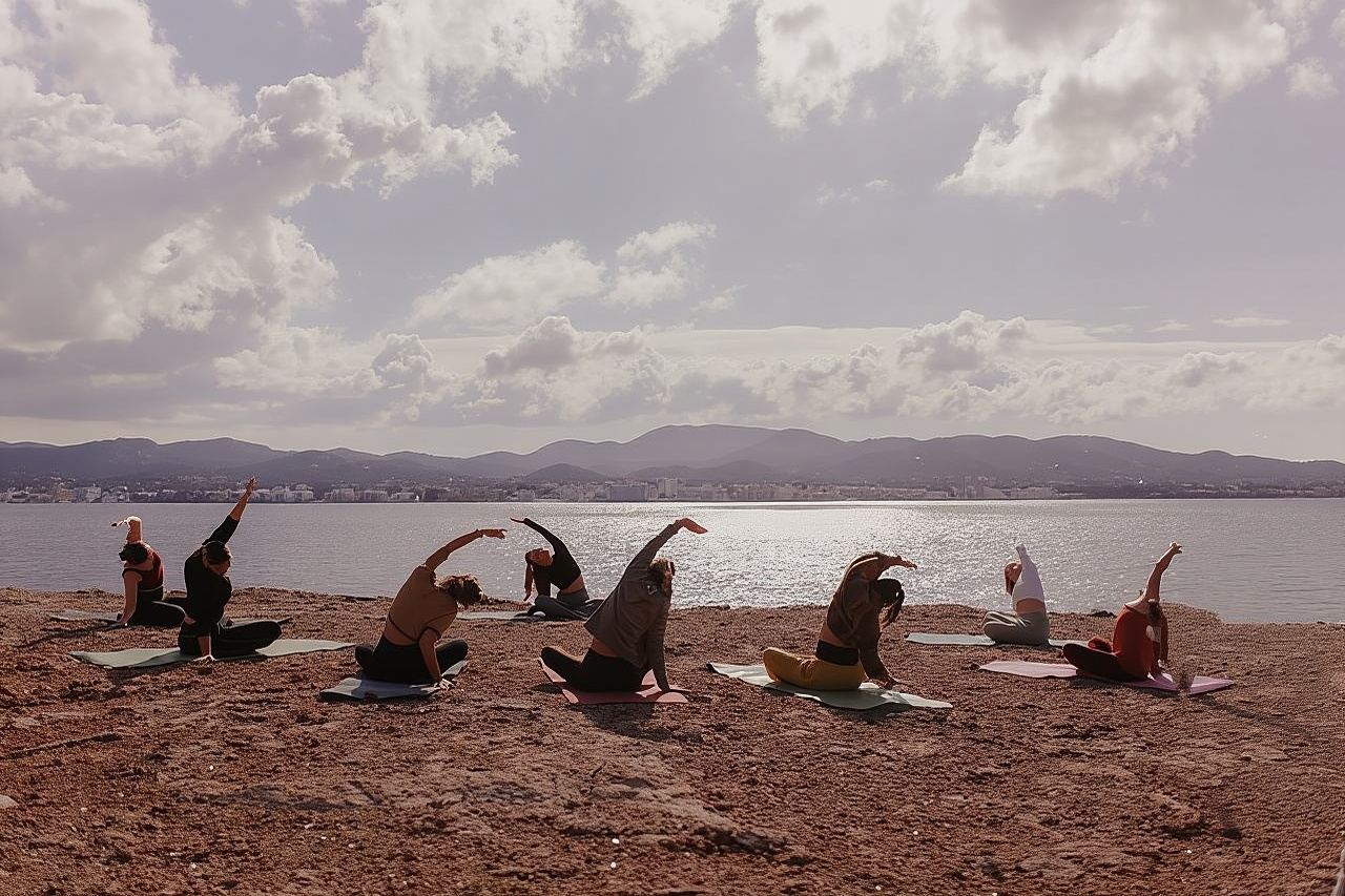 Esperienza di yoga e acque cristalline a Secret Cove a Ibiza