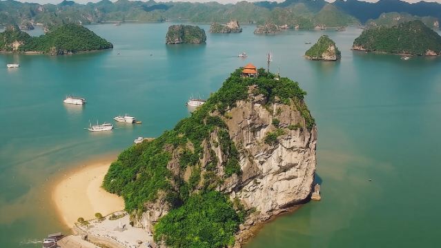 Media jornada para explorar la Bahía de Halong con almuerzo, Cueva Sung Sot, Isla Titop y piragüismo