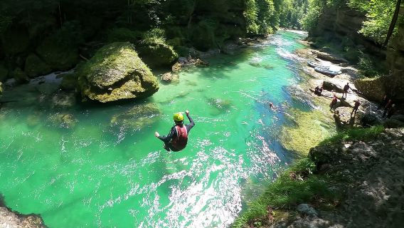 Avventuroso tour di rafting sul fiume Salza: pura azione sulle rapide!