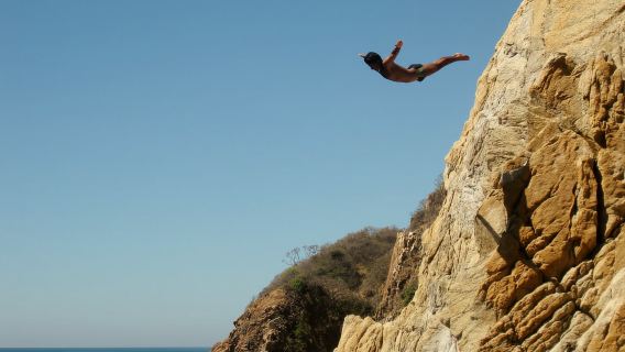 *Spettacolo di tuffatori dalle alte scogliere e trasporto di andata e ritorno