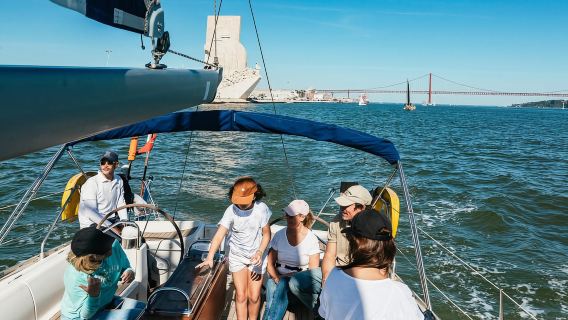 Lisbona: crociera in barca a vela con vista sullo skyline della città, bevande e snack