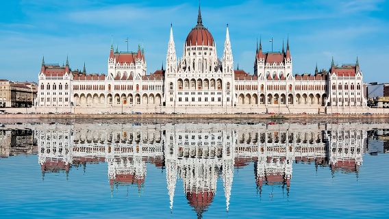 Budapest Day Tour to Szentendre, Fisherman's Bastion, Parliament Building, and Széchenyi Thermal Bath