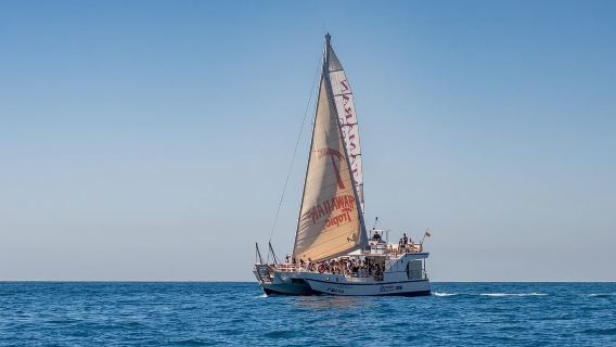 Lloret de Mar: Crucero en catamarán con comida, bebidas y música