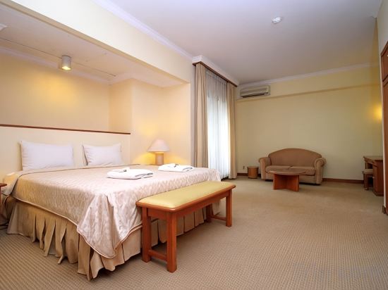 The Sultan Hotel & Residence Jakarta - Tap to explore photos