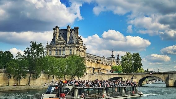 Paris 1-hour Seine river cruise
