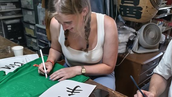 Kalligrafie auf einem T-Shirt oder einer Laterne in der Nähe des Skytree in Tokio