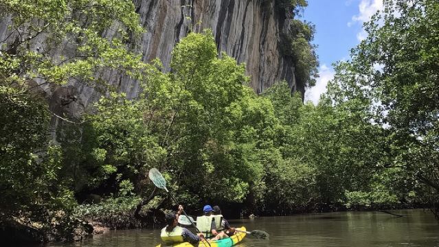 พายเรือคายัคที่อ่าวทะเลน้อย กระบี่