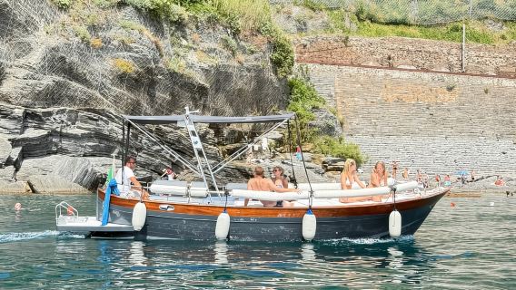 Un'esclusiva gita di un giorno in barca alla scoperta delle Cinque Terre partendo da La Spezia.
