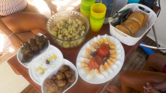 Da Adamas: crociera in catamarano a Milos e Poliegos con pranzo