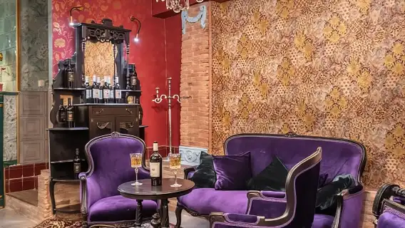 ชิมไวน์ส่วนตัวในห้องเก็บไวน์ประวัติศาสตร์ Karalashvili