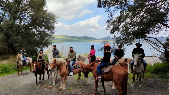 Рим: конная прогулка по озеру Мартиньяно с гидом