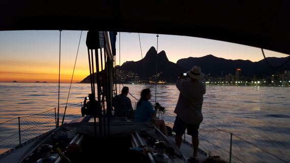 รีโอเดจาเนโร: ทัวร์ล่องเรือชมพระอาทิตย์ตกที่อ่าว Guanabara และเครื่องดื่ม