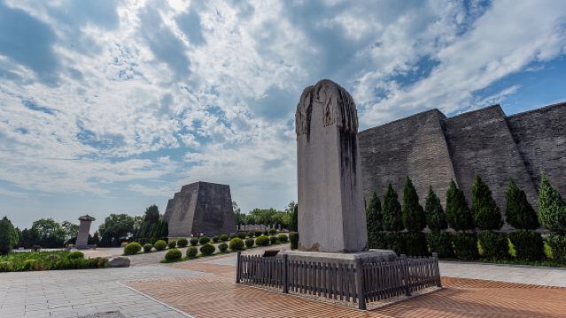 Lawatan sehari ke Kawasan Tengah Budaya Famen + Qianling + Maoling Mausoleum [Pakej persendirian 5-14 tempat duduk tersedia]