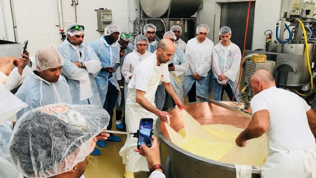 Bologna Food Experience: Factory tours & Family-Style Lunch