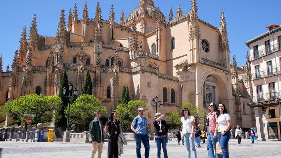 Ávila con murallas y Segovia con alcázar desde Madrid