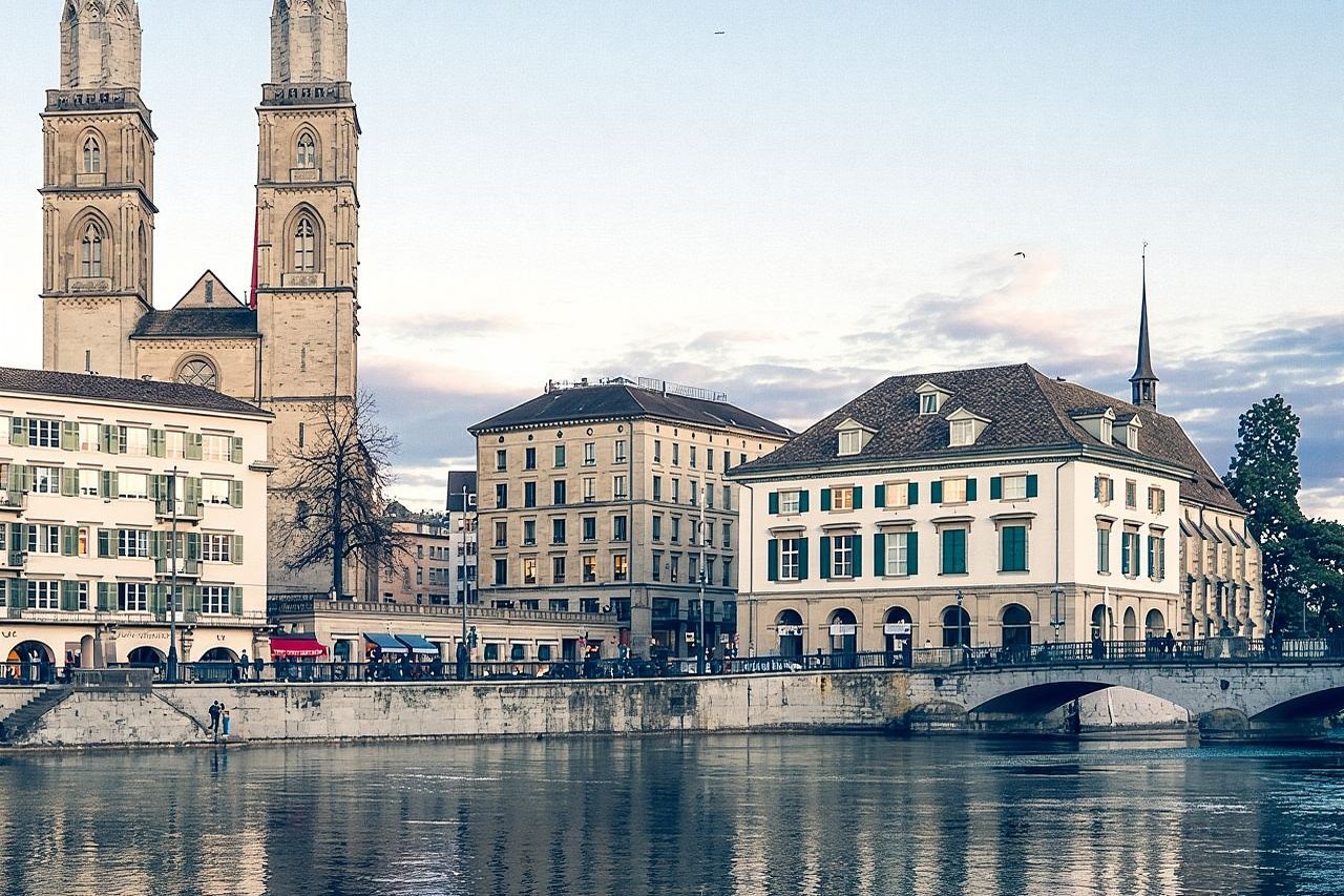 Historical Zürich: A Self-Guided Audio Tour Through the city of 1,000 Fountains
