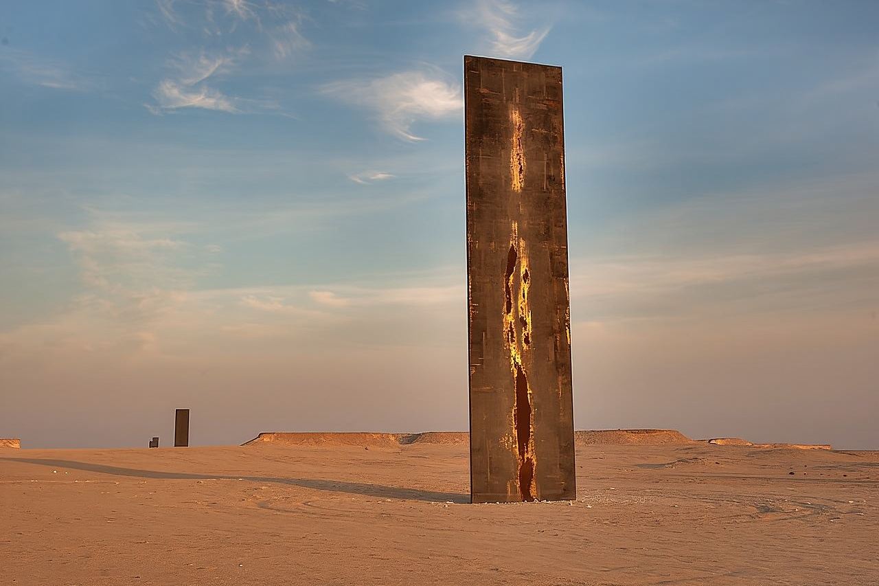 Scultura di Richard Serra a ovest del Qatar, Mushroom Hills, pista di cammelli