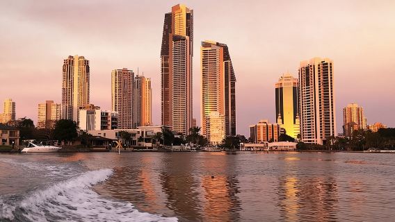 Croisière touristique au coucher du soleil sur la rivière à Surfers Paradise