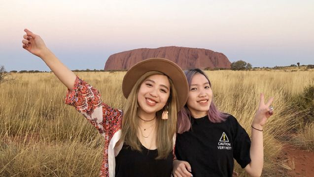 Lawatan Matahari Terbenam di Uluru-Kata Tjuta, Wilayah Utara (Penerangan Berpandu dalam Bahasa Cina + Pengangkutan Hotel + Snek dan Champagne)