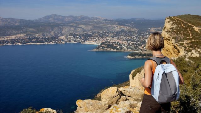 5-Hour Private Sightseeing Tour of the Provence from Marseille in Luxury Car