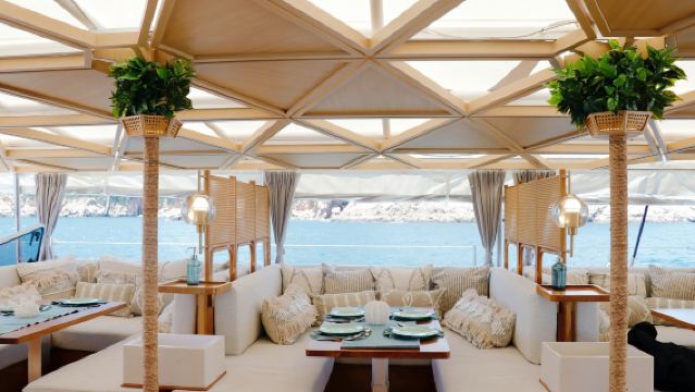 【香港遊艇包船出海】香港78呎話題式豪華雙體帆船遊艇包船出海夜遊維港～觀光娛樂海上沙灘俱樂部～適合商務