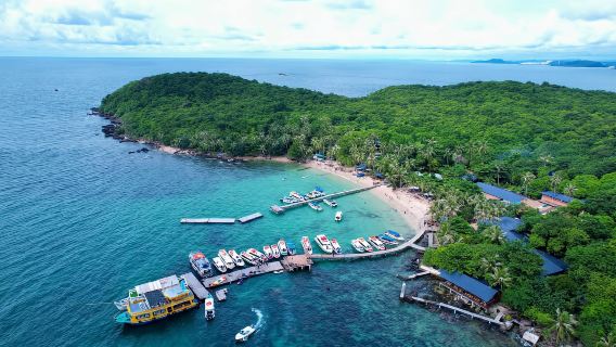 1-day tour of snorkeling by large boat or speedboating in Phu Quoc Island, Vietnam (3 islands + lunch + hotel transfer)