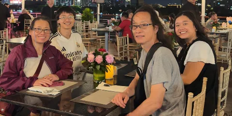 胡志明市夜間燈光 - 豪華郵輪晚餐