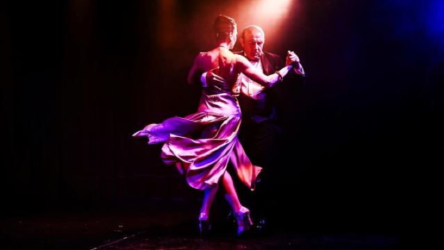 การแสดง Rojo Tango: ตั๋วเข้าชมแบบไม่ต้องต่อคิว พร้อมบริการรถรับส่งส่วนตัว