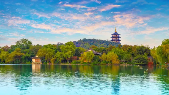 English guide service for Hangzhou attractions including West Lake, Leifeng Tower, and Lingyin Temple. 1-on-1 private tour (no join-in groups).