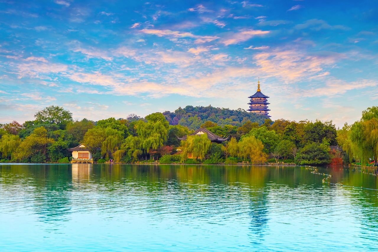English guide service for Hangzhou attractions including West Lake, Leifeng Tower, and Lingyin Temple. 1-on-1 private tour (no join-in groups).