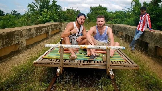 Lawatan petang dengan tuk tuk ke kereta api buluh, gua kelawar, gua membunuh, luar bandar.