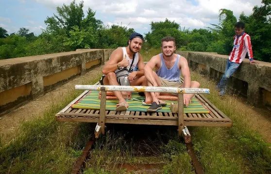 下午乘坐篤篤車遊覽竹火車、蝙蝠洞、殺戮洞穴及鄉村。