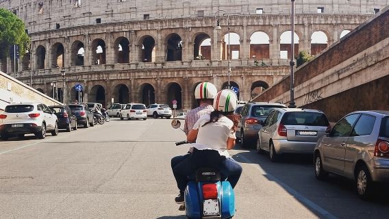Rom oleh Vespa: Jelajah Rom Klasik dengan Pengambilan