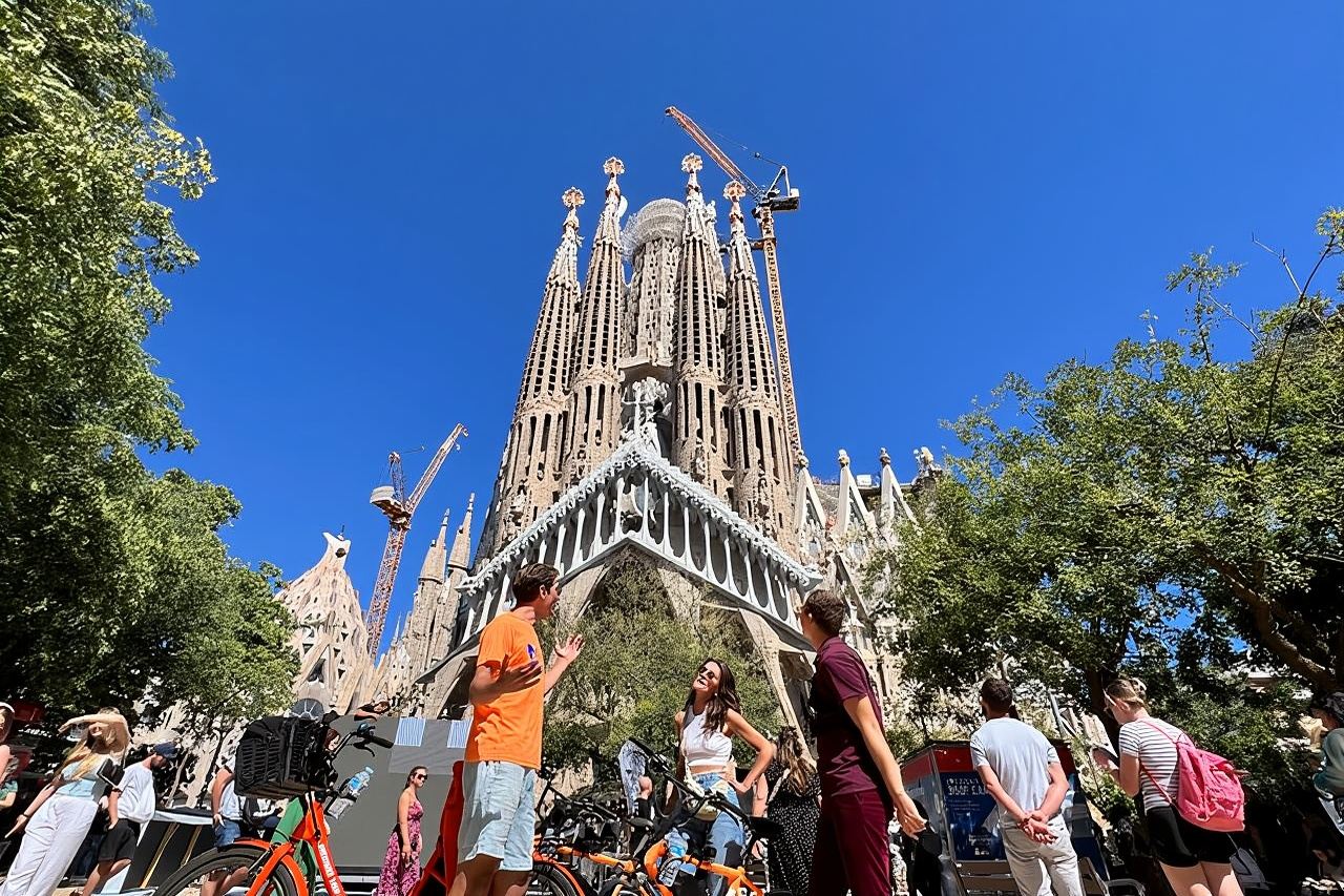 Tour in bici/e-bike dei punti salienti di Barcellona con una guida locale