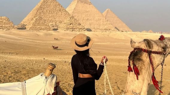 Tur berpemandu ke Piramida Giza saat Matahari Terbit dengan Naik Unta & Sarapan