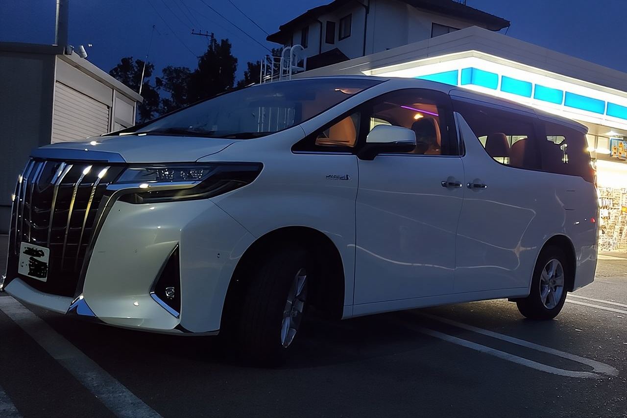 Đi xe van hạng sang đến điểm hẹn xe nổi tiếng Daikoku.