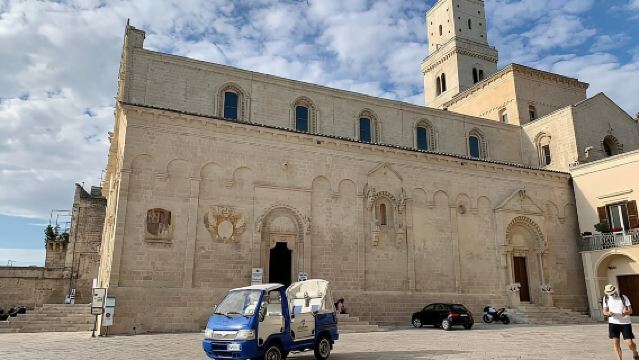 ทัวร์ Ape Calessino ในถ้ำเมืองมาเตรา