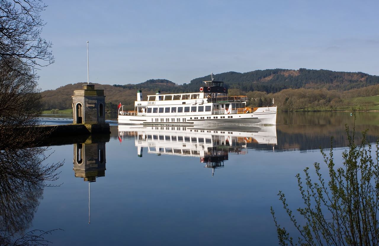 From London: Lake District Tour with Cream Tea & Cruise