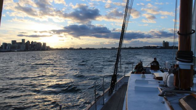 Boston: Champagne-zonsondergang zeiltocht vanaf Rowes Wharf