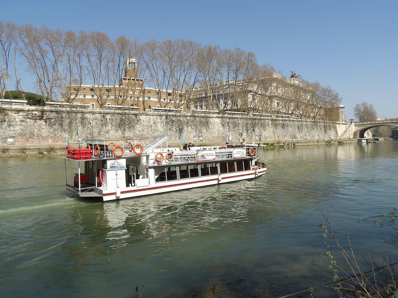 サンタンジェロ城、アラ・パキス、乗り降り自由のボート