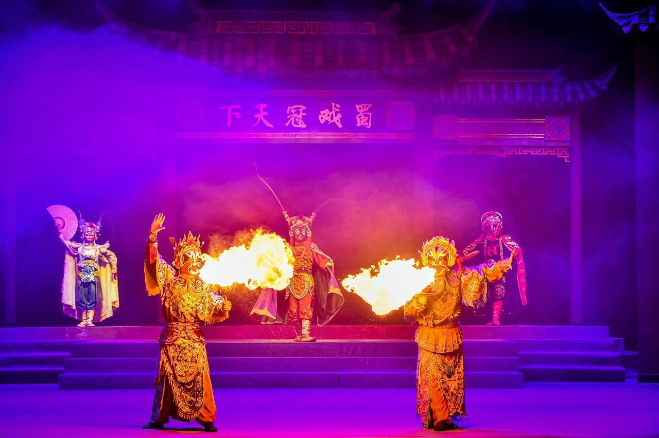 [Teatro dell'Opera Sichuanese del Sichuan] Spettacolo "Lotus National Essence" con Cambio Volto • Banchetto dell'Opera Sichuanese [Scopri il fascino del Cambio Volto · Esplora la magia del Sputafuoco · Assapora lentamente il tè in tazza coperta]