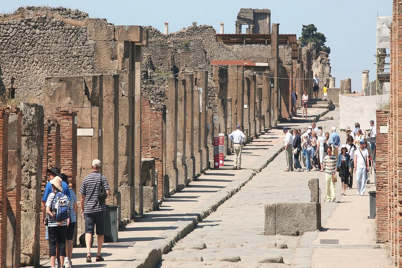 Pompeii and Naples from Rome: Small Group Day Tour with Lunch